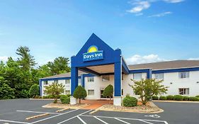 Days Inn & Suites By Wyndham Siler City